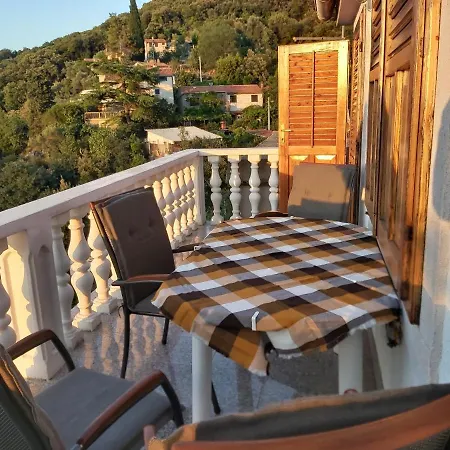 By The Sea Merag, - 11791 * Cres